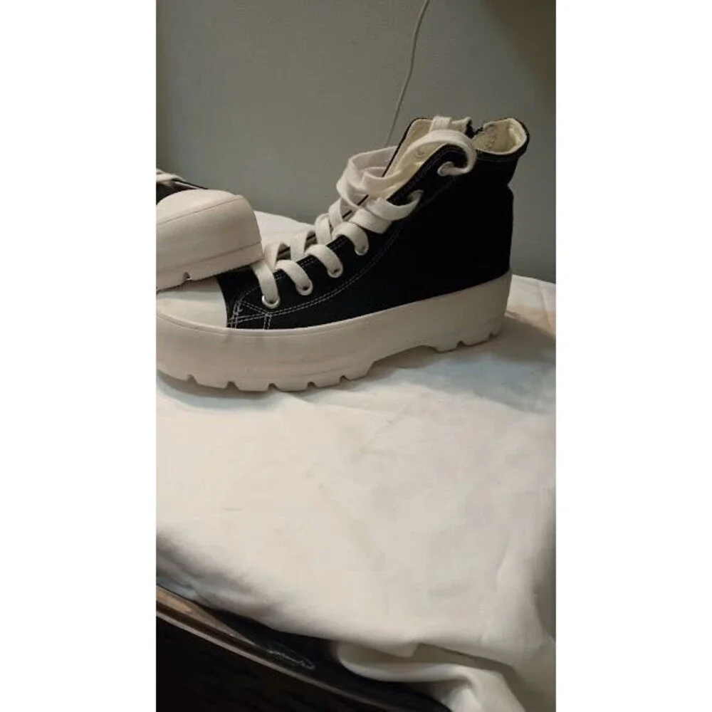 Vespa Z Women’s Shoes – Black/White – Slip‑On Style – Size 7.5